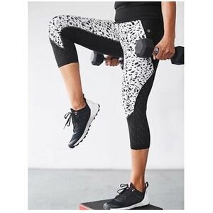 Athleta Printed Stealth TurCool Capri Leggings Size L